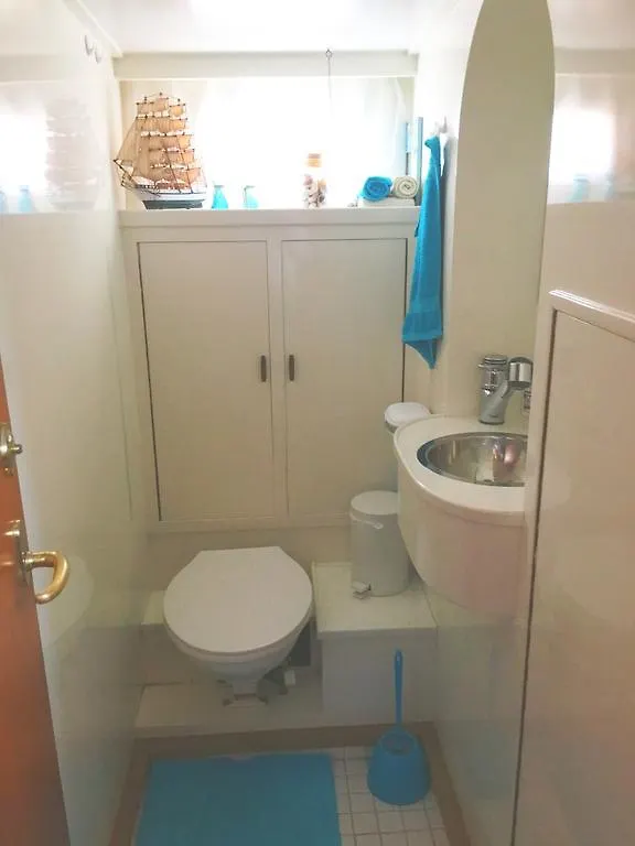 Schiffskoje Mit Fruhstuck Hotel Duesseldorf Dusseldorf