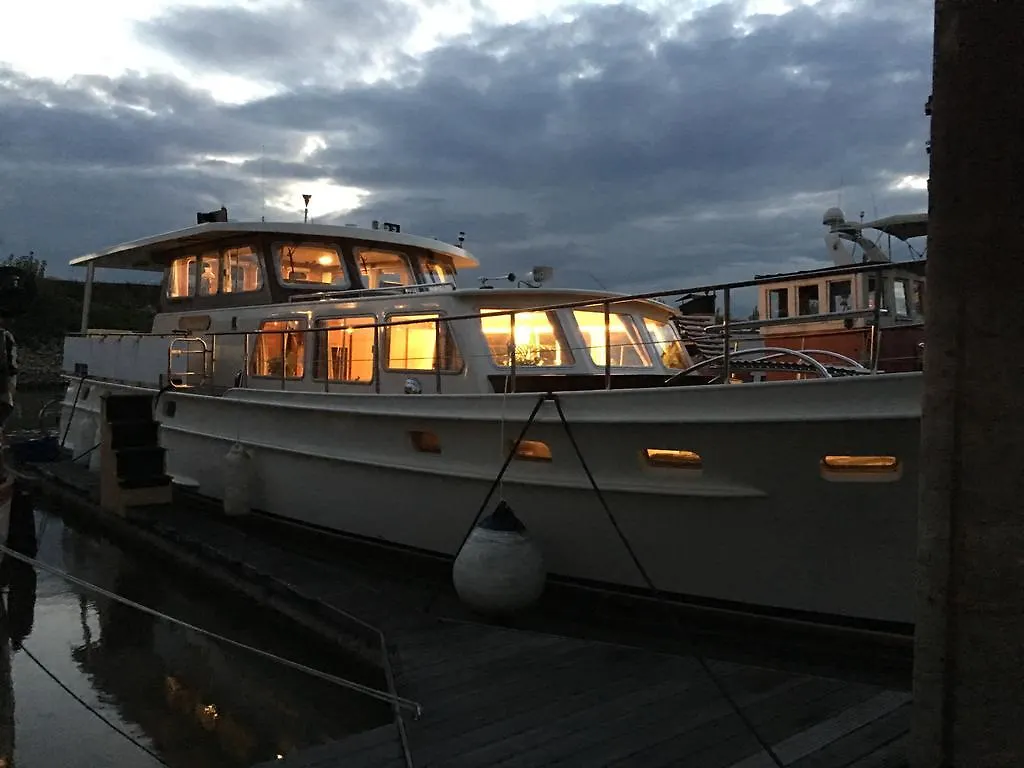 Schiffskoje Mit Fruhstuck Hotel Duesseldorf Botel Dusseldorf